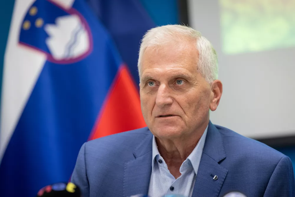 Celje, Direkcija RS za vode.Novinarska konferenca ministrstva za okolje in prostor pred odprtjem mosta na Polulah.V. d. direktorja Direkcije RS za vode Roman Kramer.