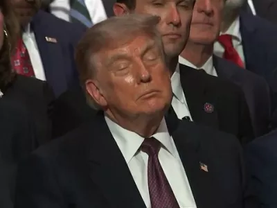 Trump naj bi se med pogrebom le globoko zamislil. Foto: zajem zaslona