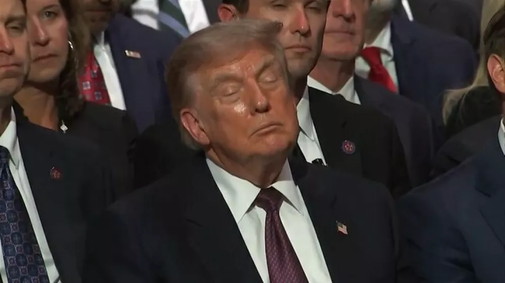 Trump naj bi se med pogrebom le globoko zamislil. Foto: zajem zaslona