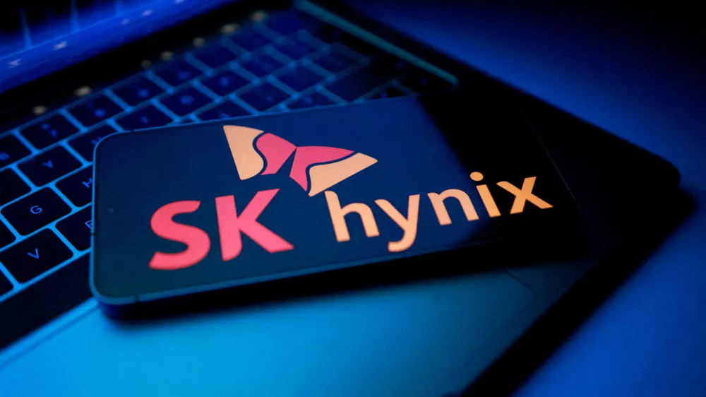 FILE PHOTO: The SK hynix logo appears in this illustration taken August 25, 2025. REUTERS/Dado Ruvic/File Photo