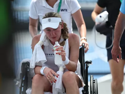 Katerina Aleksandrova je kljub temu, da je igri&scaron;če zapustila na vozičku, potrdila, da bo z njo vse vredu. Foto: Profimedia