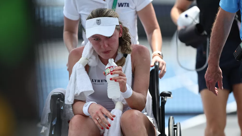 Katerina Aleksandrova je kljub temu, da je igri&scaron;če zapustila na vozičku, potrdila, da bo z njo vse vredu. Foto: Profimedia