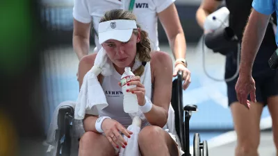 Katerina Aleksandrova je kljub temu, da je igrišče zapustila na vozičku, potrdila, da bo z njo vse vredu. Foto: Profimedia