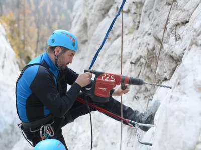 Izku&scaron;en prostovoljni markacist in član tehnične skupine markacistov PZS Jurij Videc izpostavlja, da lahko planinci k manj&scaron;emu vplivu na planinske poti veliko prispevajo s tem, da hodijo po označenih poteh, se držijo zgornjega roba uhojene trase in ne ustvarjajo bližnjic. Foto Roman Gračnar