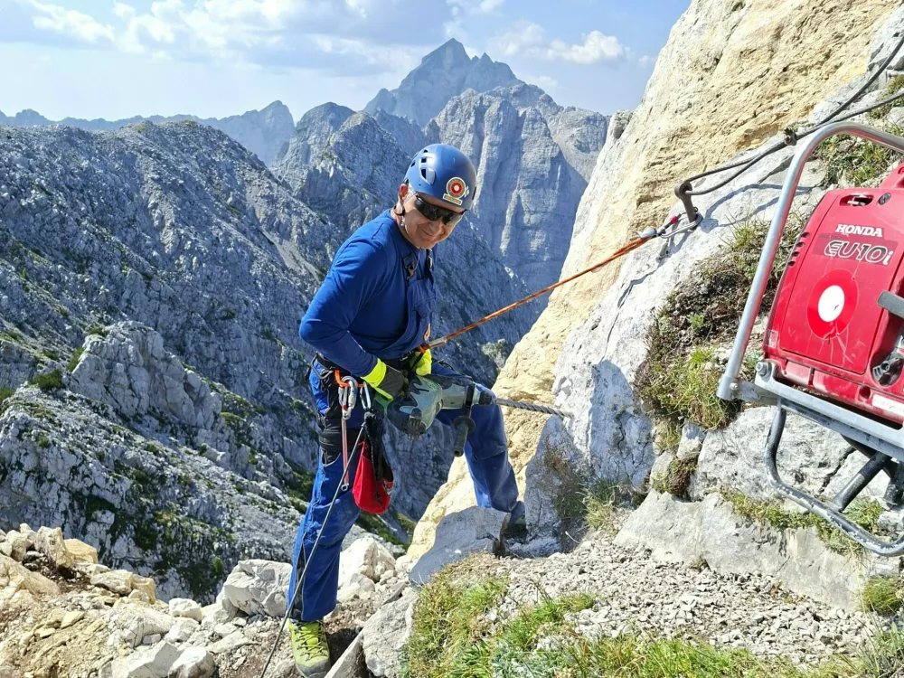 Dolgoletni prostovoljni markacist in član tehnične skupine markacistov PZS Bo&scaron;tjan Gortnar poudarja, da tudi markacisti i&scaron;čejo stabilno vreme in idealne razmere, kot vsak planinec, saj so &scaron;e bolj izpostavljeni vremenskim nev&scaron;ečnostim. Foto Martin Česnik