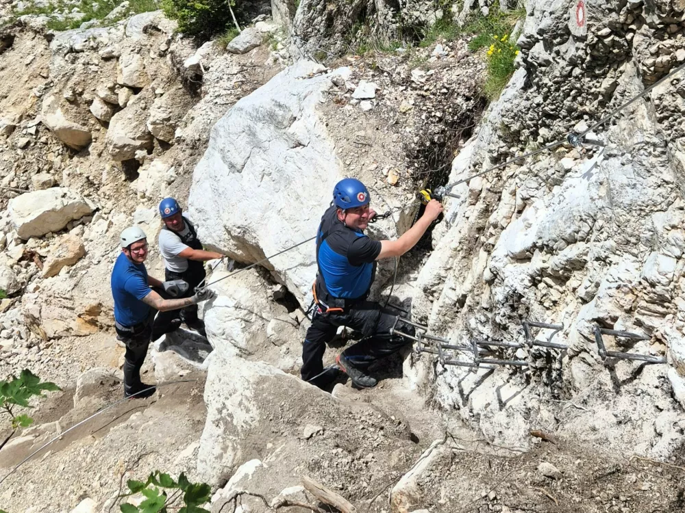  Tehnična skupina markacistov PZS je traso Pastirske poti od Suhadolnika na Kokrsko sedlo v spodnjem delu nekoliko prestavila, vi&scaron;je pa so pot sanirali in ustrezno zavarovali, saj je ujma pustila velike posledice. Foto Jurij Videc