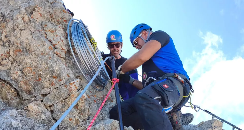 Tehnična skupina markacistov PZS je na poti s Kredarice na Mali Triglav menjala 150 metrov dotrajane, strgane oz. po&scaron;kodovane jeklenice ter dodala nekaj novih klinov, da so podalj&scaron;ali obstoječe jeklenice. Foto Bo&scaron;tjan Gortnar