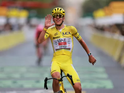 Cycling - Tour de France - Stage 21 - Paris, France - July 26, 2026 UAE Team Emirates XRG's Tadej Pogacar wearing the yellow jersey celebrates after completing stage 21 REUTERS/Stephanie Lecocq