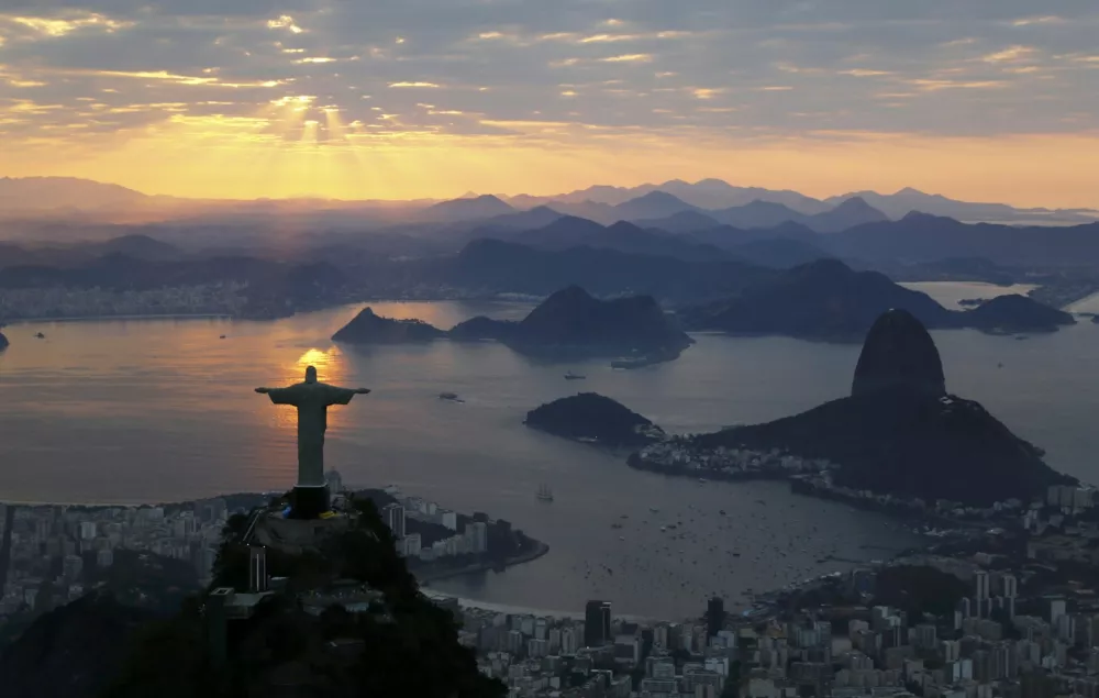 Jesus Christ The Redeemer is seen during sunrise in Rio de Janeiro, Brazil August 2, 2016.  REUTERS/Wolfgang Rattay TPX IMAGES OF THE DAY