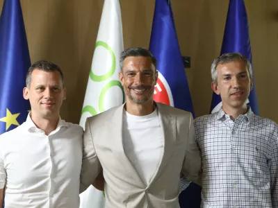 paviljonu NZS v Nacionalnem nogometnem centru v Predosljah 40 a na Brdu pri Kranju začne novinarska konferenca s sodniki Slavkom Vinčićem, Aljažem Kovačičem in Tomažem Klančnikom, ki so na nedavnem SP sodili finale med &Scaron;panijo in Argentino. foto luka cjuha