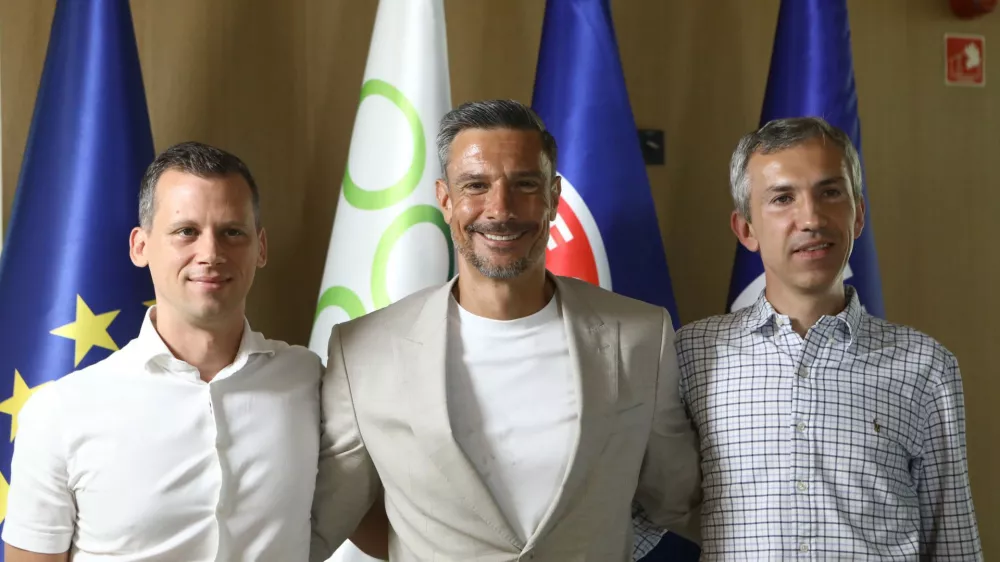 paviljonu NZS v Nacionalnem nogometnem centru v Predosljah 40 a na Brdu pri Kranju začne novinarska konferenca s sodniki Slavkom Vinčićem, Aljažem Kovačičem in Tomažem Klančnikom, ki so na nedavnem SP sodili finale med &Scaron;panijo in Argentino. foto luka cjuha