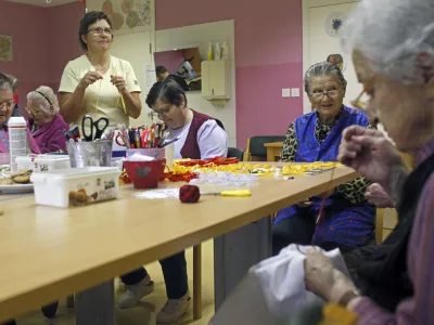 delovna terapija za starostnike, &scaron;trikanje- reportaža o življenju starostnikov po sprejetju nove socialne zakonodaje- dom za starej&scaron;e občane &Scaron;entjur//FOTO: Jaka Gasar