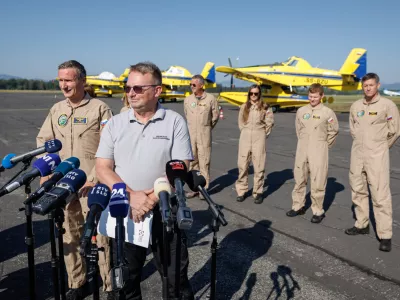 Brnik, Letalisce Jozeta Pucnika Ljubljana.Izjava za medije Uprave RS za zascito in resevanje o pozarni ogrozenosti naravnega okolja.Generalni direktor uprave Leon Behin, vodja sektorja za izvajanje podpore gasenju iz zraka Mitja Vidmar.