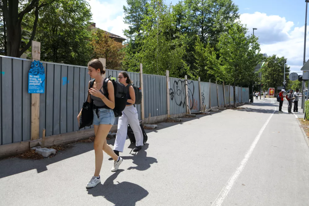 10.07.2025 - Tomanov park - ograja - deratizacijaFoto: Luka Cjuha