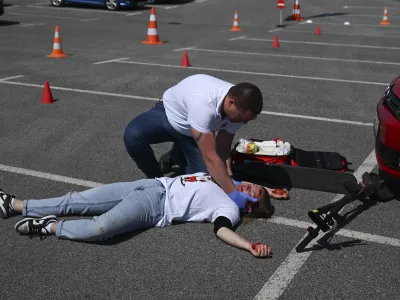 E - SKIROSKIRO SIMBOLIČNA FOTOGRAFIJAvarnost v prometu električni skirourgentna pomočre&scaron;evalcire&scaron;evanje v prometuoživljanjeprometna nesrečacppprva pomočsmrt v prometupromettrčenjetrk14.05.2025 Novinarska konferenca: " Varno z e-skirojem "FOTO: Nik Erik Neubauer