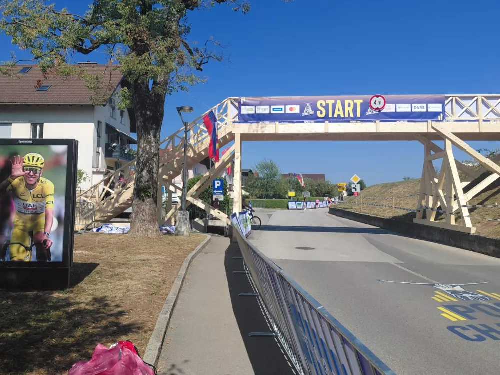 Pogled na start in na novo brv, ki bo omogočila dostop do glavnega prizori&scaron;ča. 