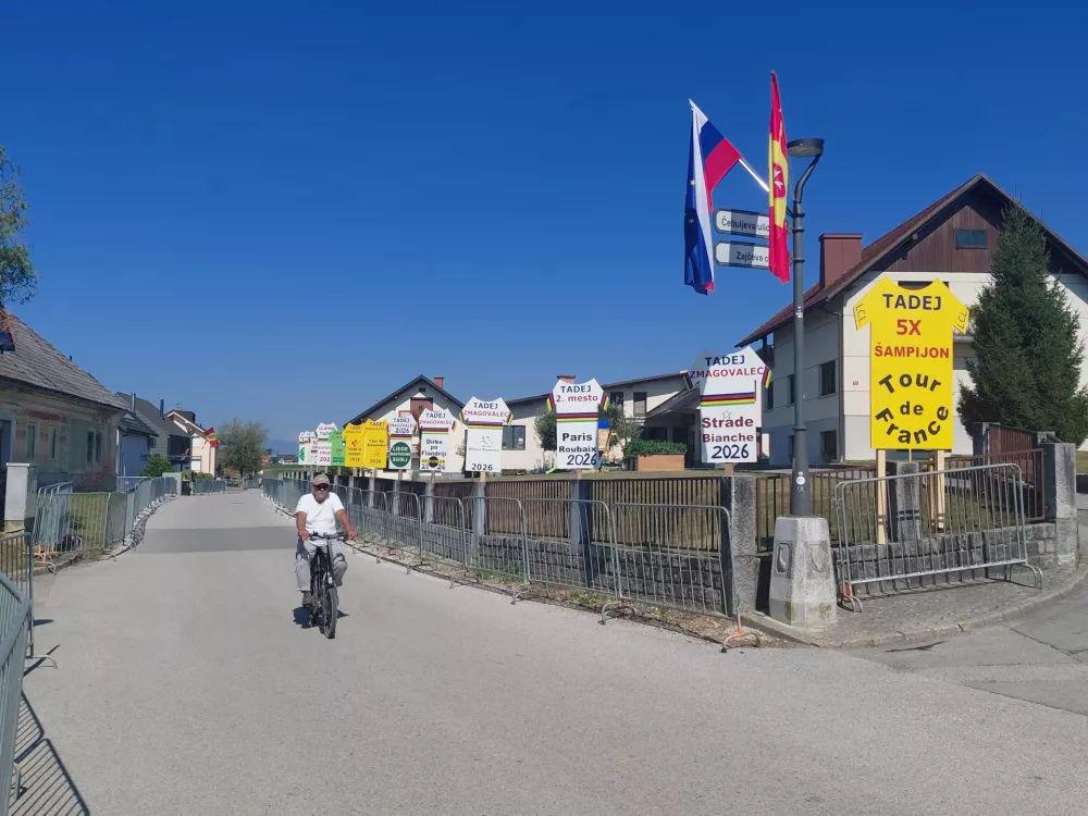 Glede na table je skoraj nemogoče ne opaziti ponos domačinov na svojega krajana. 