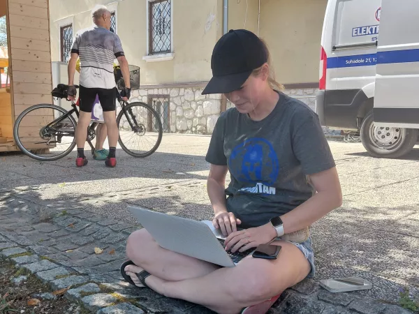 Hana Kravos že dober teden dni diha s svojo ekipo in radovednimi domačini in turisti, ki si prihajajo v Komendo. 