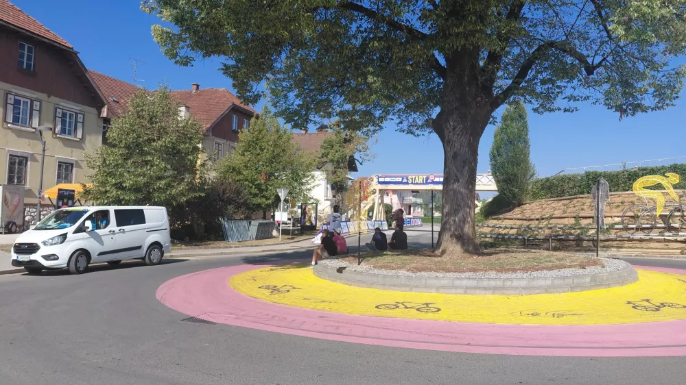 Pogačarjev domači kraj je že v pričakovanju velikega kolesarskega dne. Foto: Vesna Levičnik