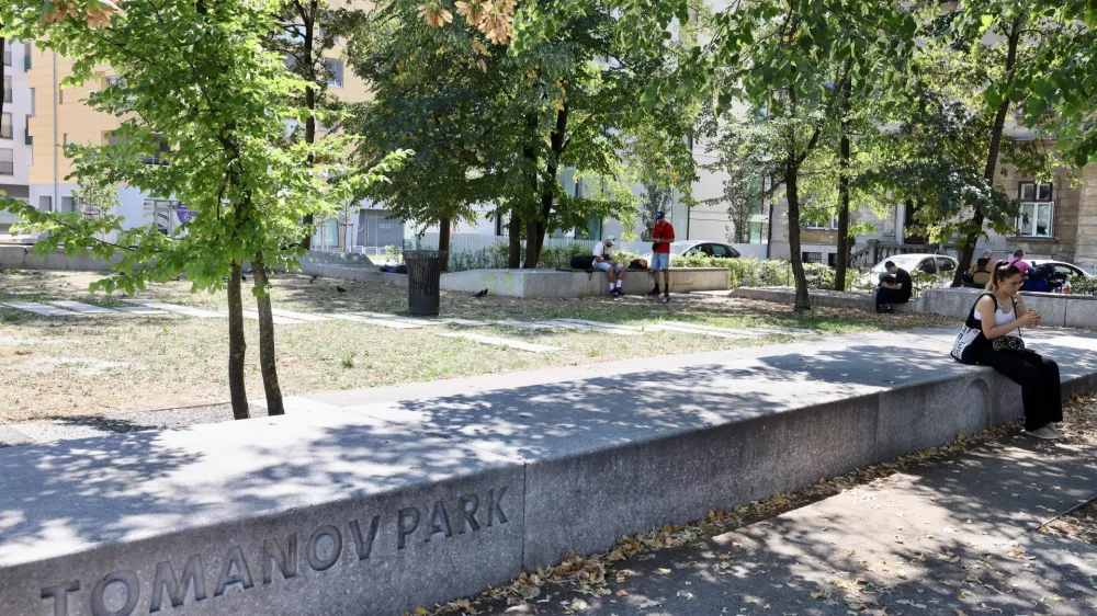 Park v sredi&scaron;ču Ljubljane po deratizaciji spet zanemarjen: so ga odprli tudi za podgane?