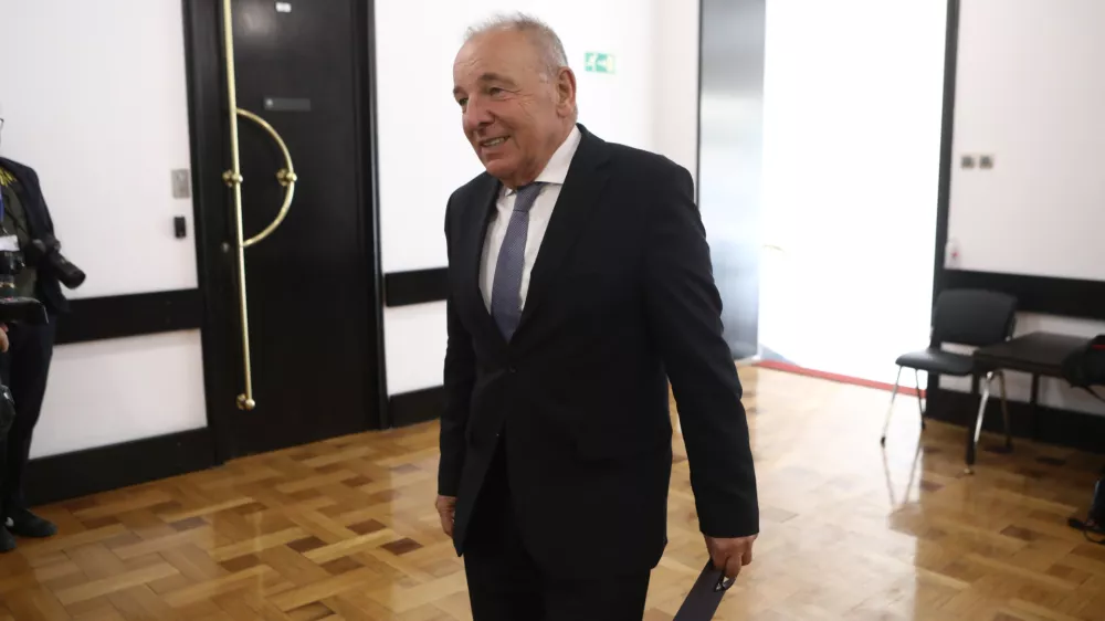 Andrej &Scaron;irceljStrate&scaron;ki svet za gospodarstvo23.7.2026 - konstitutivna seja strate&scaron;kega sveta za gospodarstvo, ki se je bo udeležil tudi predsednik vlade Janez Jan&scaron;a (pred začetkom izjava za medije Jan&scaron;e ter predsednika strate&scaron;kega sveta Marko LotričFoto: Luka Cjuha