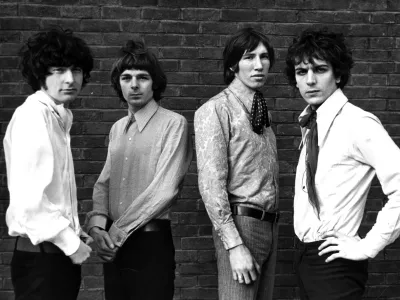 LONDON - 1967: Pink Floyd (L-R Nick Mason, Rick Wright, Roger Waters and Syd Barrett) pose for a portrait in 1967 in London, England (Photo by Michael Ochs Archives/Getty Images) 