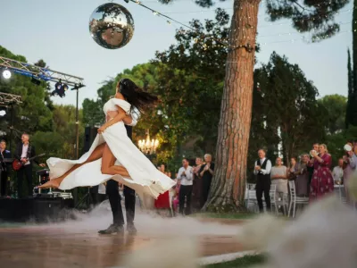Medeni tedni Roberta Goloba in Tina Gaber so zaviti v tančico skrivnosti, sta pa menda nekje v tropih. Fotografij ni, lahko pa spomnimo na fotografije z njune poroke razko&scaron;ne poroke, kjer je prvi mož Svobode takole dvignil v zrak nevesto. 