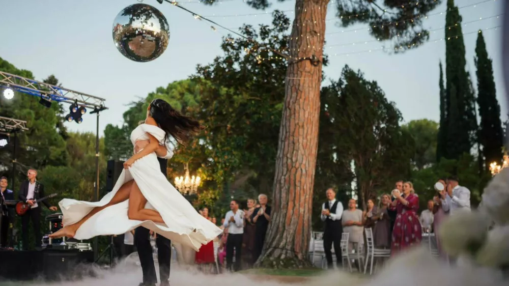 Medeni tedni Roberta Goloba in Tina Gaber so zaviti v tančico skrivnosti, sta pa menda nekje v tropih. Fotografij ni, lahko pa spomnimo na fotografije z njune poroke razko&scaron;ne poroke, kjer je prvi mož Svobode takole dvignil v zrak nevesto. 
