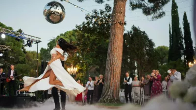 Medeni tedni Roberta Goloba in Tina Gaber so zaviti v tančico skrivnosti, sta pa menda nekje v tropih. Fotografij ni, lahko pa spomnimo na fotografije z njune poroke razko&scaron;ne poroke, kjer je prvi mož Svobode takole dvignil v zrak nevesto. 