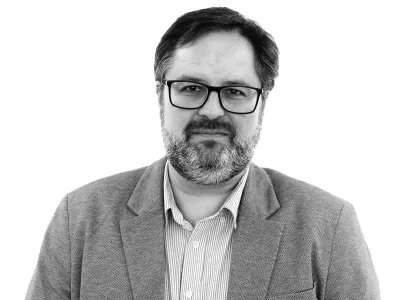 Ale&scaron; Gaube- Redakcija Dnevnik 2024 - portreti za komentarje in kolumne - kolumnisti - komentatorji &ndash; novinarji - portret //FOTO: Luka Cjuha