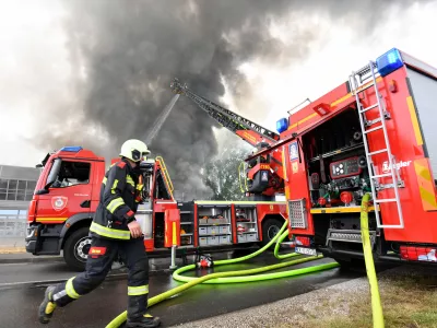 Požar v izolski industrijski hali, gasilci re&scaron;ili spečega stanovalca