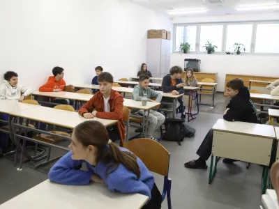 &Scaron;ole pod pritiskom: Ključ do uspe&scaron;nega vključevanja ali dodatna izolacija učencev?
