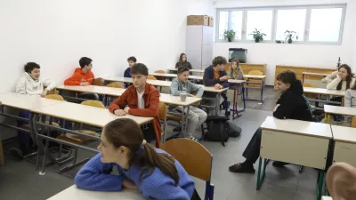 &Scaron;ole pod pritiskom: Ključ do uspe&scaron;nega vključevanja ali dodatna izolacija učencev?