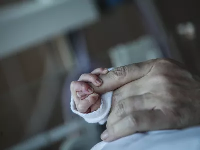 Nova obramba za dojenčke, pred nevarnim virusom jih bodo za&scaron;čitili že v porodni&scaron;nici