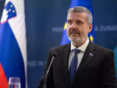 Ljubljana, MZEZ.Izjava za medije po primopredaji poslov med dosedanjo ministrico za zunanje in evropske zadeve Tanjo Fajon in novim ministrom Tonetom Kajzerjem.