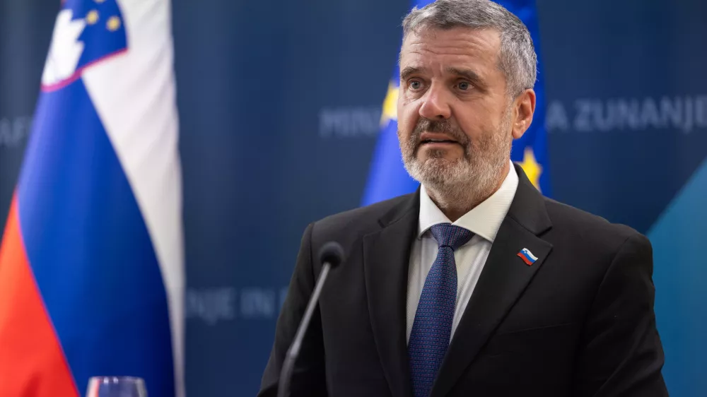Ljubljana, MZEZ.Izjava za medije po primopredaji poslov med dosedanjo ministrico za zunanje in evropske zadeve Tanjo Fajon in novim ministrom Tonetom Kajzerjem.