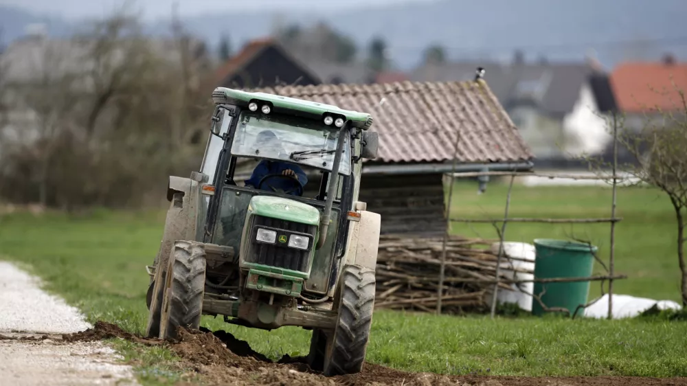 Kleče - kmetijsko zemlji&scaron;če - poljedelstvo - polje - traktor - oranje//FOTO: Bojan Velikonja