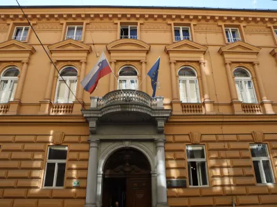 21.5.2026 - Ustavno sodi&scaron;če - vabimo vas na izjavo poslank Svobode Tereze Novak in Lucije Tacer Perlin. Poslanki bosta podprli Darka Nikolovskega, ki bo zaradi vpliva tujih obve&scaron;čevalnih služb, zaradi česar je bila kr&scaron;ena pravica do svobodnih volitev, vložil ustavno pritožbo.zjava poslank in vlagatelja bo danes, 21. 5. 2026, ob 9.00 pred vhodom na sedež Ustavnega sodi&scaron;ča RS (Beethovnova ulica 10).Foto: Luka Cjuha