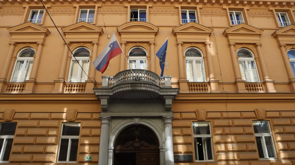 21.5.2026 - Ustavno sodi&scaron;če - vabimo vas na izjavo poslank Svobode Tereze Novak in Lucije Tacer Perlin. Poslanki bosta podprli Darka Nikolovskega, ki bo zaradi vpliva tujih obve&scaron;čevalnih služb, zaradi česar je bila kr&scaron;ena pravica do svobodnih volitev, vložil ustavno pritožbo.zjava poslank in vlagatelja bo danes, 21. 5. 2026, ob 9.00 pred vhodom na sedež Ustavnega sodi&scaron;ča RS (Beethovnova ulica 10).Foto: Luka Cjuha