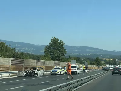 Goreče vozilo na &scaron;tajerski avtocesti. Foto: &Scaron;pela Ferlin