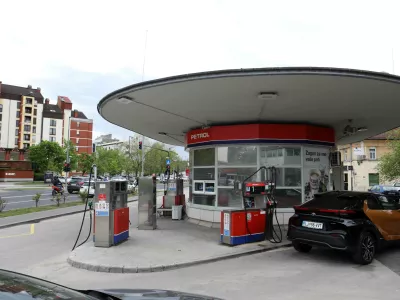 11.04.2024 - Ljubljanske razglednice, bencinska črpalka na Trža&scaron;ki cest, avto Toyota, hibridFoto: Tomaž Skale