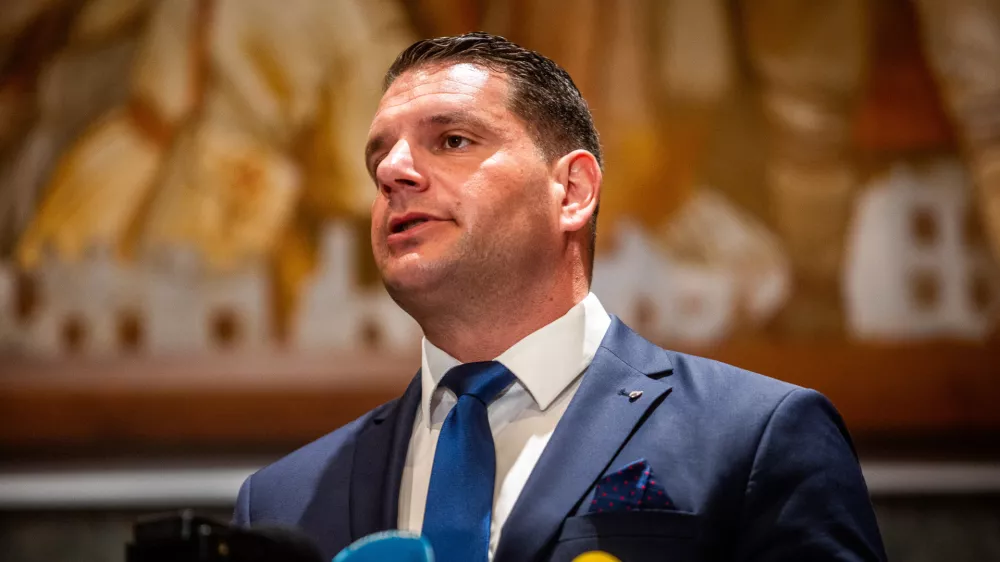 Je po kamelji kupčiji predsednik DZ Stevanović postal upnik davčnega doktorja Snežiča?