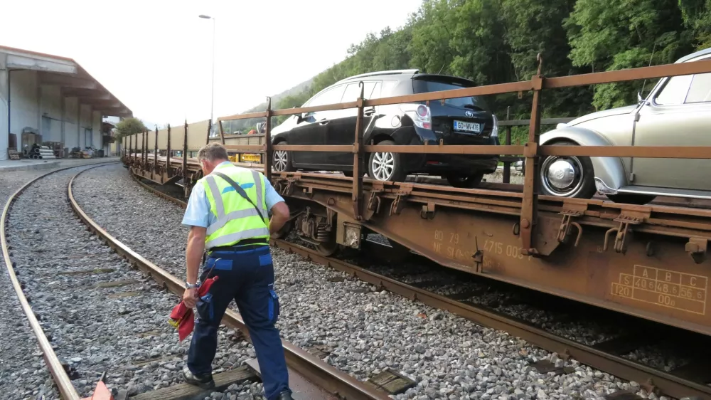 BOhinjska proga, slovenske železnice, železnica, vlak, vagon, kolesarji, avtovlak