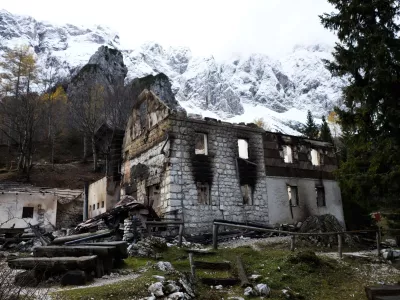 Okreselj.Pozarisce Frischaufovega doma na Okreslju.Foto: STA