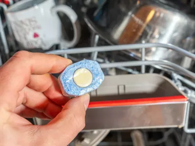 Bavaria, Germany - July 2, 2026: A hand holds a dishwasher tablet in front of a loaded dishwasher with an upper rack. The image shows the preparation for a dishwasher cycle and symbolizes hygienic cleaning, cleanliness, and efficient household care. *** Eine Hand h&auml;lt einen Sp&uuml;lmaschinentab vor den beladenen Geschirrsp&uuml;ler mit Oberkorb, bzw. Sp&uuml;lmaschinen-Korb. Das Bild zeigt die Vorbereitung eines Sp&uuml;lgangs und steht f&uuml;r hygienische Reinigung, Sauberkeit und effiziente Haushaltspflege.,Image: 1113982284, License: Rights-managed, Restrictions: imago is entitled to issue a simple usage license at the time of provision. Personality and trademark rights as well as copyright laws regarding art-works shown must be observed. Commercial use at your own risk., Model Release: no 