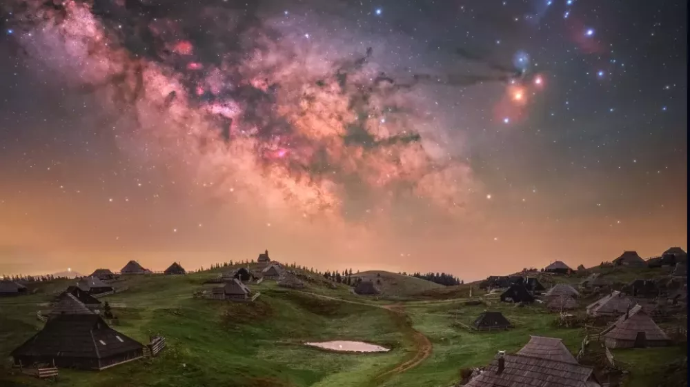 Astronomy photo 2026: Med skoraj 4000 prijavljenimi fotografijami iz 66 držav so se v ožji izbor uvrstili osupljivi posnetki zvezd, galaksij, Sonca, Lune in severnega sija. Med finalisti je tudi slovenski fotograf Uro&scaron; Fink s posnetkom Velike planine.DOVOLIL UPORABO DNEVNIK.SI