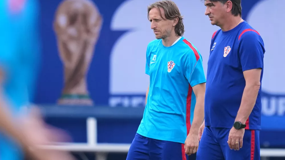 Croatia's Luka Modric, left, talks with head coach Zlatko Dalic during a training session ahead of their team's World Cup Group L soccer match against England, Tuesday, June 16, 2026, in Dallas. (AP Photo/Julio Cortez)