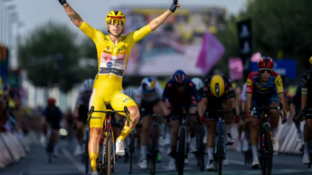 Netherlands' Lorena Wiebes of team SD Worx Protime celebrates crossing the finish line to win the second stage a 149 km from Aigle to Geneva during the Women's Tour de France (Tour de France Femmes), in Geneva, Switzerland, Sunday, Aug. 2, 2026. (Jean-Christophe Bott/Keystone via AP)