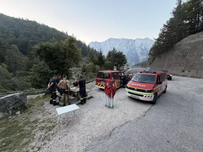Bovec, Pozarisce Planja.Na pozarisce na Planji na Bovskem, kjer so bili gasilci na delu tretji dan, je popoldne prisel tudi premier Janez Jansa, ki se je zahvalil vsem sodelujocim v intervenciji. Pozar je po navedbah Gasilske zveze Bovec pod nadzorom. Gasenje bodo ponoci prekinili in ga nadaljevali v ponedeljek.Foto: Zoran Abram