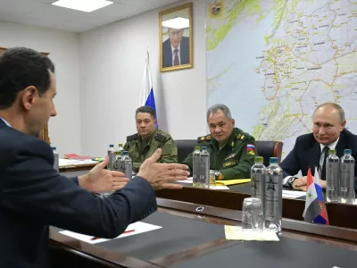 General Čajko (levo), z Vkladimirjem Putinom (skrajno desno) in Ba&scaron;ar al Asad (obrnjen s hrbtom).